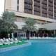 حمام سباحة  فندق الدبلومات راديسون بلو - المنامة | هوتيلز بوكينج