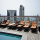 كراسي للشمس  فندق هيلتون كريك - دبي | هوتيلز بوكينج