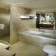 حمام  فندق رمادا داون تاون - دبي | هوتيلز بوكينج