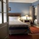 غرفة نوم بالشقة فندق لا ميزون سان جيرمان - باريس | هوتيلز بوكينج