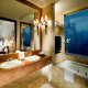 حمام الغرف  فندق جي دابليو ماريوت - جاكرتا | هوتيلز بوكينج