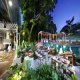 مطعم على حمام السباحة  فندق شانجي فيلج - سنغافورة | هوتيلز بوكينج
