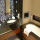 حمام الغرف  فندق بيركلي - لندن | هوتيلز بوكينج
