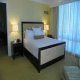 غرفة نوم بالجناح فندق ترامب انترناشيونال - لاس فيجاس | هوتيلز بوكينج